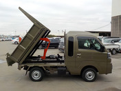 It is a picture of the khaki  daihatsu hijet dump in 2022,First Photo Stock No.Y049229