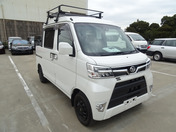 It is a picture of the pearl daihatsu hijet deck van in 2020,First Photo Stock No.Y049278