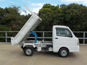 It is a picture of the white suzuki carry in 2018,First Photo Stock No.Y049296