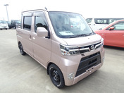 It is a picture of the pink daihatsu hijet deck van in 2019,First Photo Stock No.Y049303