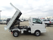 It is a picture of the white suzuki carry in 2022,First Photo Stock No.Y049317
