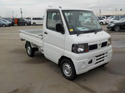 It is a picture of the white nissan clipper truck in 2008,First Photo Stock No.Y049319
