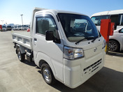 It is a picture of the white daihatsu hijet in 2022,First Photo Stock No.Y049569