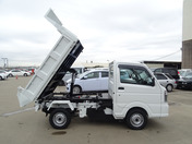 It is a picture of the white suzuki carry in 2022,First Photo Stock No.Y049587