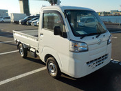It is a picture of the white daihatsu hijet  truck in 2018,First Photo Stock No.Y058068