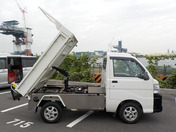 It is a picture of the white daihatsu hijet  dump in 2006,First Photo Stock No.Y058171
