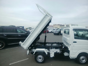 It is a picture of the white suzuki carry scissors dump in 2025,First Photo Stock No.Y059927