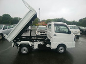 It is a picture of the white suzuki carry scissors dump in 2025,First Photo Stock No.Y060574