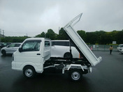 It is a picture of the white suzuki carry scissors dump in 2025,First Photo Stock No.Y060575