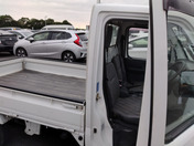 It is a picture of the white suzuki carry truck truck in 2005,First Photo Stock No.Y062603