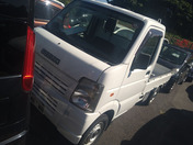 It is a picture of the white suzuki carry truck truck in 2005,First Photo Stock No.Y062603