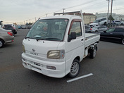 It is a picture of the white daihatsu hijet truck scissors dump in 2001,First Photo Stock No.Y062874
