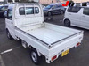 It is a picture of the white suzuki carry truck truck in 2002,Sub Photo 1 Stock No.Y063624